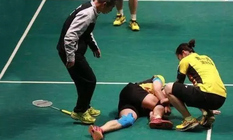 [NBA]伦纳德单挑詹姆斯 强行三分颠进篮筐